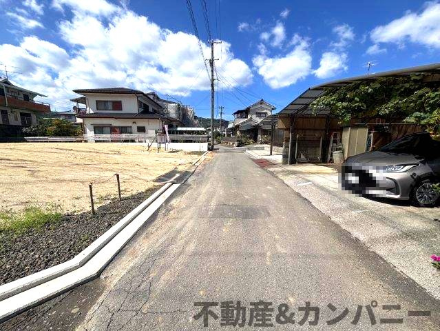 砥部町高尾田8区画の前面道路含む現地写真|前面道路含む現地写真です