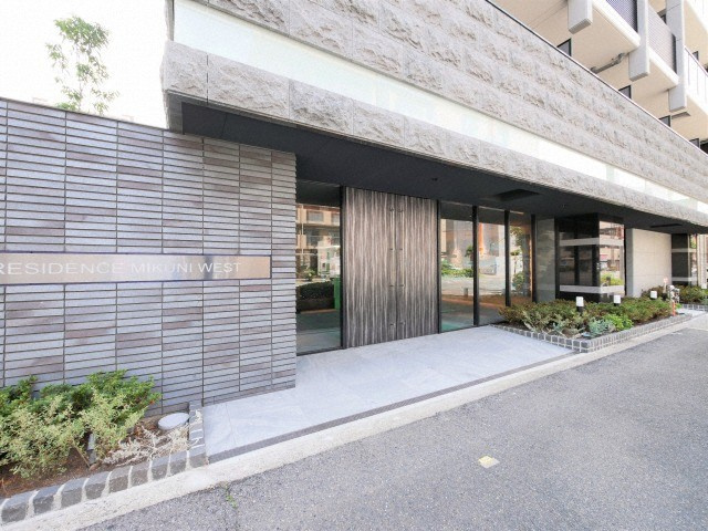 大阪市淀川区新高３丁目の賃貸マンションのエントランス