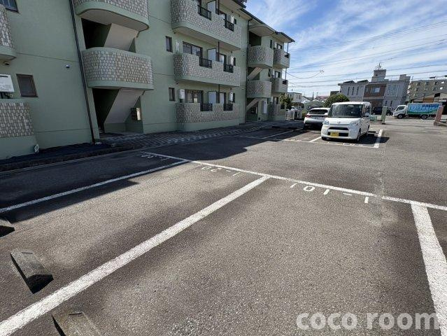 パークホームズ壱番館の駐車場