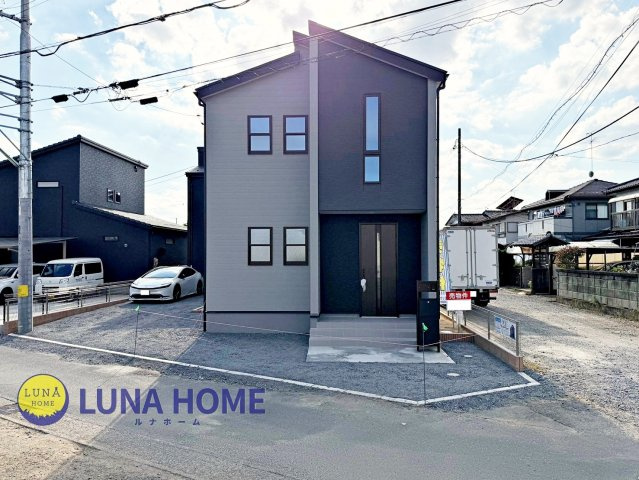 第1石岡市石岡　新築戸建の外観|ルナホームは、住まいそのものだけでなく、その先にある暮らしまで大切にしています。家族が自然と集まる場所、好きなものに囲まれる時間。そんな自分らしい暮らしを、一緒に探していきます♪