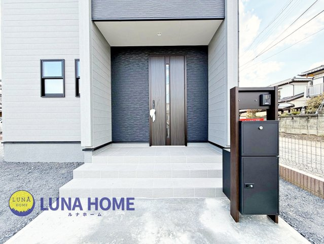 第1石岡市石岡　新築戸建の玄関|ルナホームは、住まいのことを気軽に話せる身近な存在でありたいと考えています♪あなたらしい暮らしを、一緒に考えます！