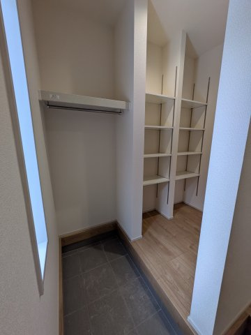【いわき市好間町上好間／全2棟1号棟】　プライベートに配慮した4LDK☆の収納|◆収納スペースの写真です◆　十分な広さがあるので収納には困りませんね♪　お手持ちの衣類ケースなども置ける大空間で、寝室がスッキリ使えます。