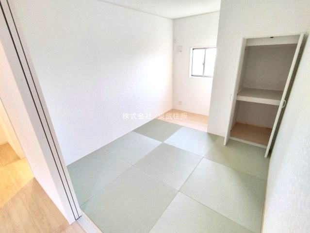 【和室】 | 日高市中鹿山　全１０棟　4号棟 | 和室5.5帖、畳の上でゆっくりとくつろげる和室です