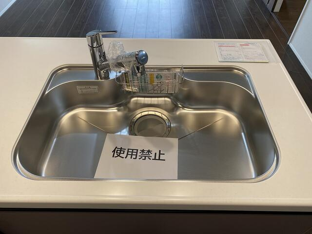 沼津市豊町の新築一戸建のキッチン|大きな鍋やフライパンも洗いやすい広々シンク。家族分の食器が多い日もゆったり使えて、毎日の後片付けがスムーズです。