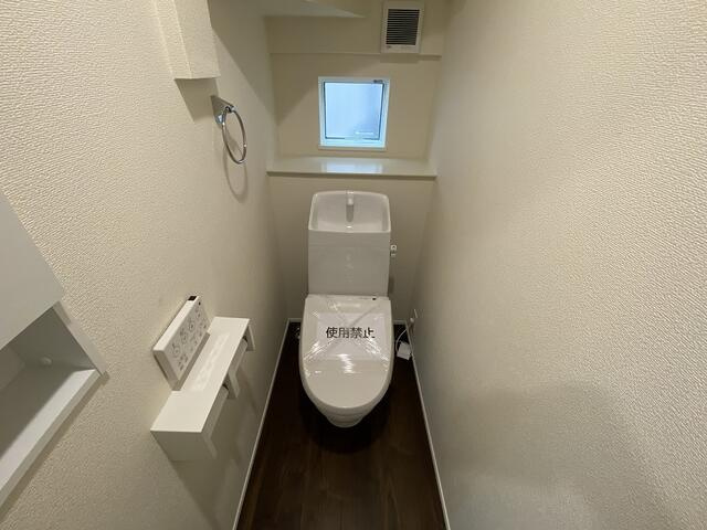 沼津市豊町の新築一戸建のトイレ|各階にトイレがあるので、家族の準備が重なる忙しい朝も安心。もちろん温水洗浄便座完備です。