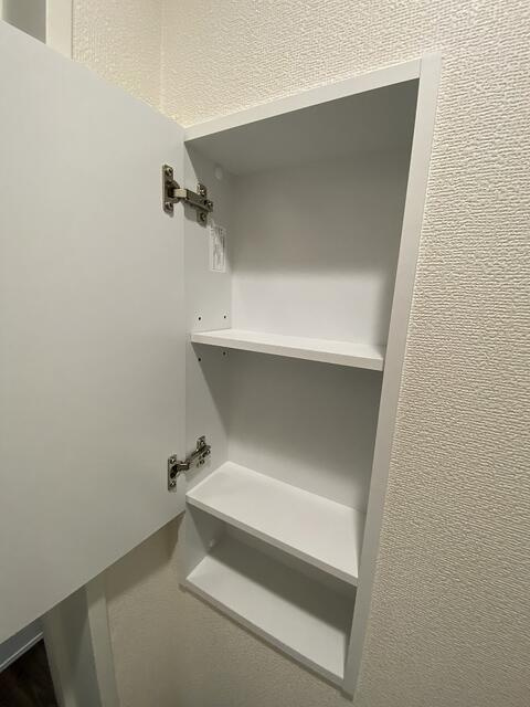 沼津市豊町の新築一戸建のトイレ|トイレ内に収納棚もあります