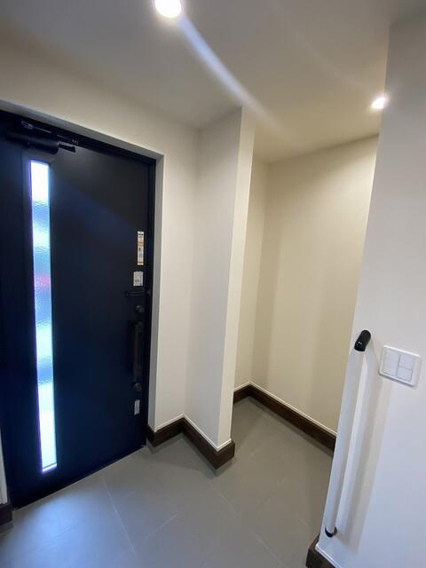 沼津市豊町の新築一戸建の玄関|ベビーカーや外遊び用品、アウトドア用品など、室内に持ち込みたくない物の収納場所として活躍する大型玄関収納です。
