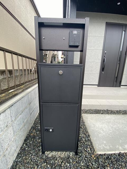 沼津市豊町の新築一戸建の設備|ダイヤル錠付きの玄関ポストなので、大切な郵便物をしっかり保管。鍵を持ち歩く必要がなく、毎日の郵便物の確認も手軽にできます。