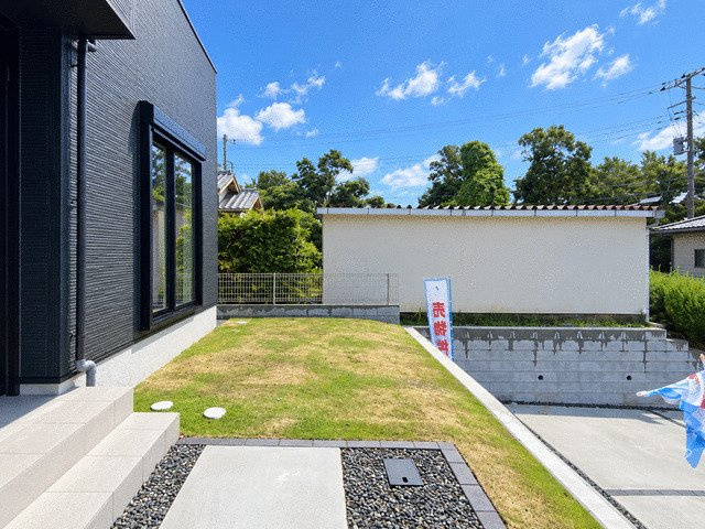 沼津市豊町の新築一戸建の外観|芝生を敷いた庭スペース