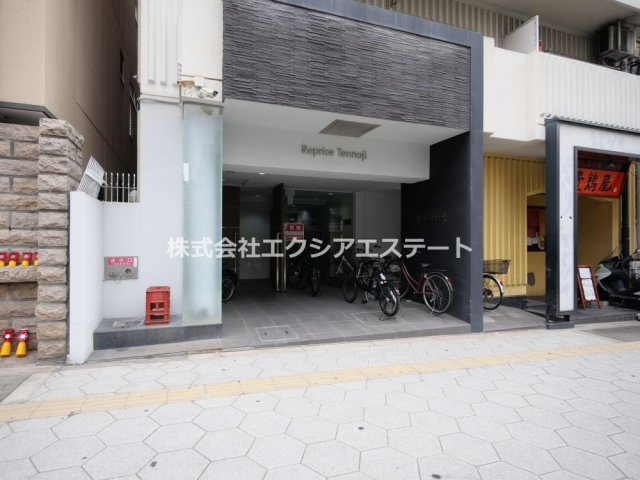ルプリーズ天王寺のエントランス