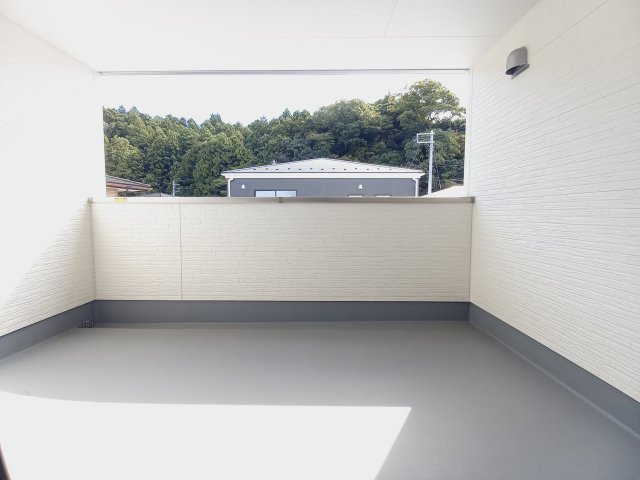 【いわき市好間町上好間／全2棟2号棟】　プライベートに配慮した4LDK☆のバルコニー|お洗濯にも便利なバルコニー付き