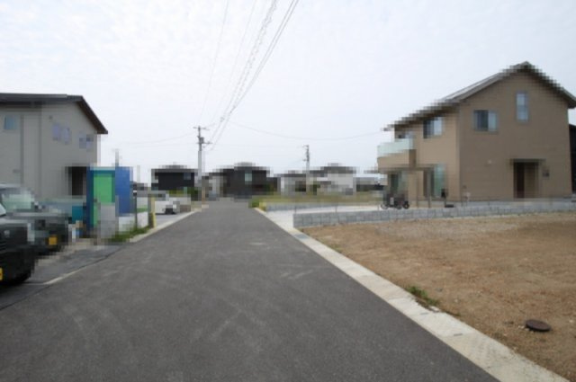 香南市野市町西野　建築条件付き　売土地　E-2区画（全37区画）の前面道路含む現地写真|前面道路　南側　幅　6.0ｍ　接面　10.0ｍ