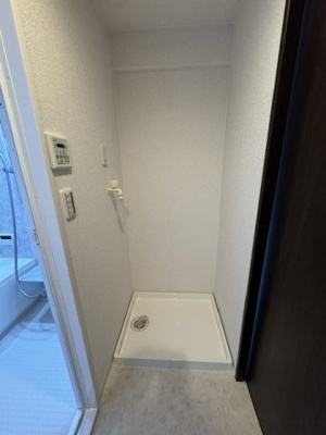 【独立洗面台】 | グレイスランドマーク堺・光明池 | 防水パン付き洗濯機置き場有り！家事動線が良いので洗濯物やお湯はりもストレスフリーに毎日家事を楽しめそうです。