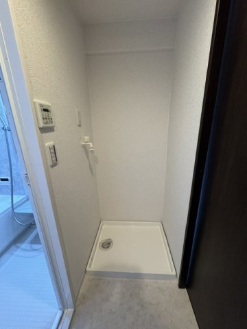 【独立洗面台】 | グレイスランドマーク堺・光明池 | 防水パン付き洗濯機置き場有り！家事動線が良いので洗濯物やお湯はりもストレスフリーに毎日家事を楽しめそうです。