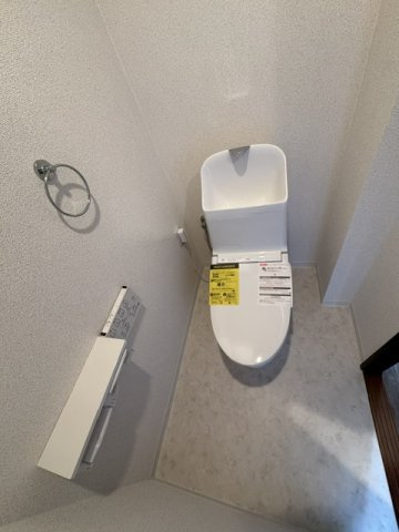 【トイレ】 | グレイスランドマーク堺・光明池 | 温水洗浄便座付きのトイレで、寒い季節でも温かい便座で身体が冷えることなく座ることができます。