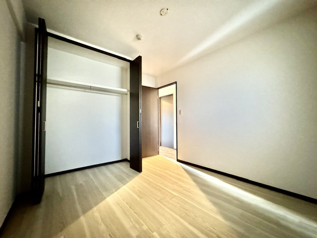 【収納】 | グレイスランドマーク堺・光明池 | 6帖洋室。床から天井までを有効活用したクローゼット付き！たっぷり収納できスッキリとした空間を保てます。