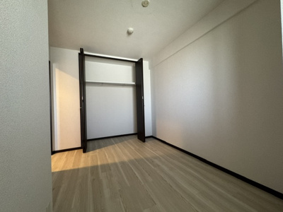【収納】 | グレイスランドマーク堺・光明池 | 6帖の洋室！全居室に収納が備わり、居室空間をより広く隅々までお使いいただけます。