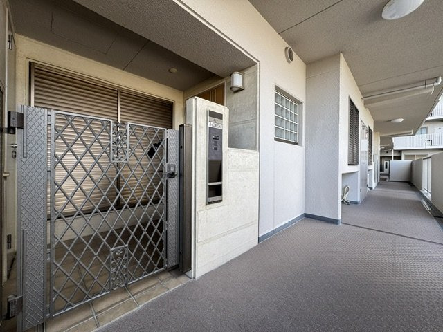 【玄関】 | グレイスランドマーク堺・光明池 | 玄関前には、独立性・プライバシー性の高い専用ポーチ付き！屋外で使う物の収納に便利なトランクルームも備わっています。