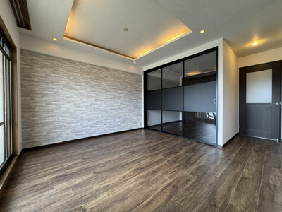 【居間・リビング】 | グレイスランドマーク堺・光明池 | 隣接する洋室にはガラス扉を採用することにより、双方の様子を伺える、より広々とした開放感のある仕上がりとなっています。
