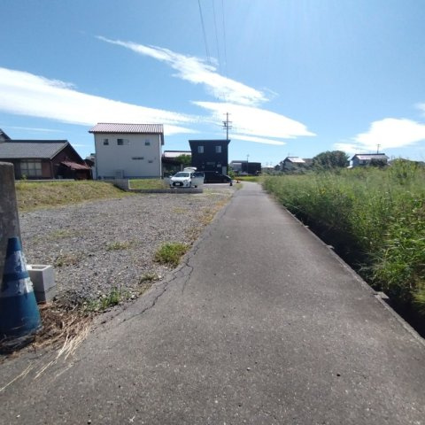 ５３６５５　羽島市竹鼻町蜂尻分譲地の前面道路含む現地写真