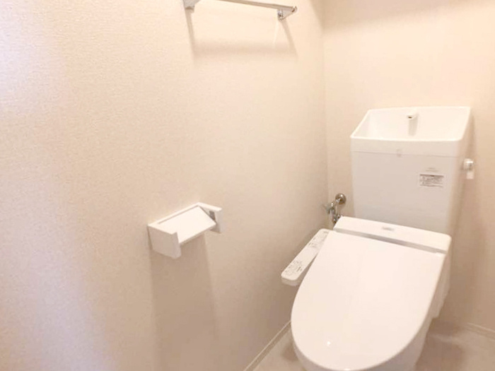 JIN輝A棟のトイレ|落ち着いた色調のトイレです