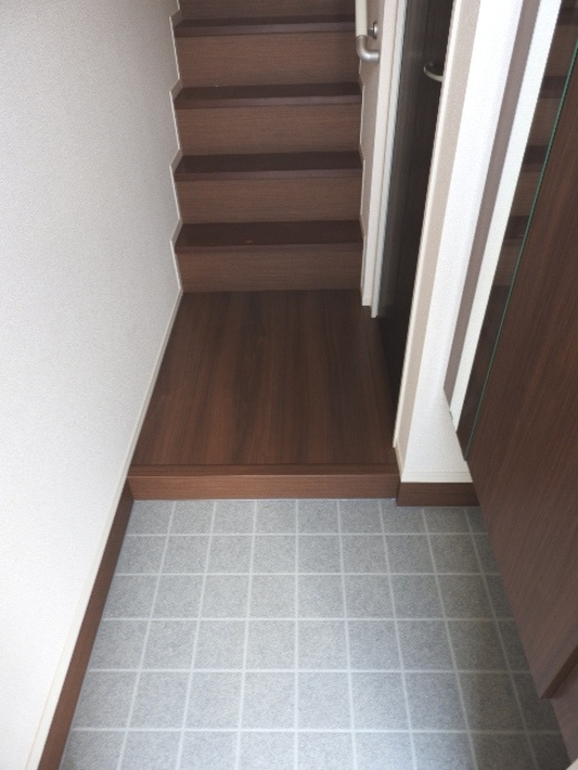 JIN輝A棟の玄関|収納もある玄関です