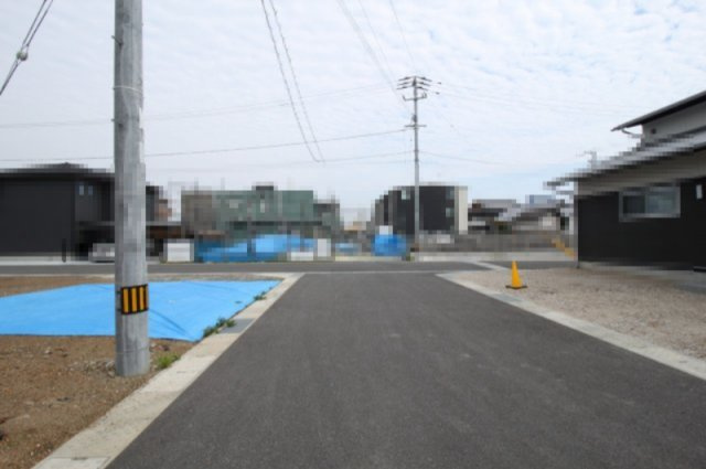 香南市野市町西野　建築条件付き　売土地　E-1区画（全37区画）の前面道路含む現地写真|前面道路　南側　幅　6.0ｍ　接面　12.2ｍ