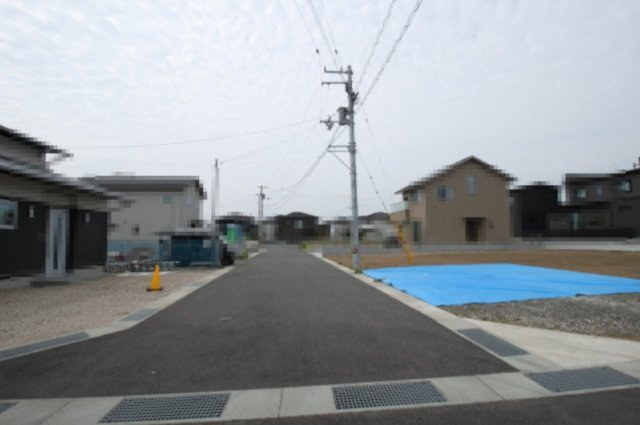 香南市野市町西野　建築条件付き　売土地　E-1区画（全37区画）の前面道路含む現地写真|前面道路　南側　幅　6.0ｍ　接面　12.2ｍ