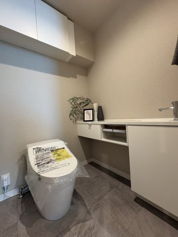 シティタワー大阪のトイレ|タンクレストイレ採用で、独立水栓、収納ケースも設置しております。