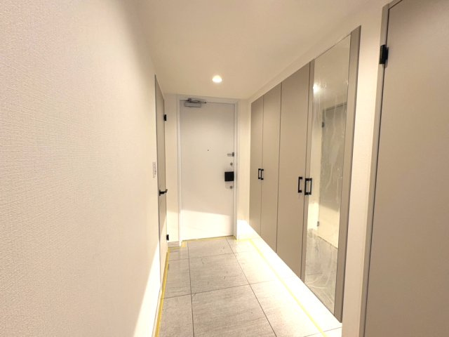 シティタワー大阪の玄関|玄関にはシューズインクローゼットと下足収納を確保。足元をやさしく照らす間接照明が上質な空間を演出します。