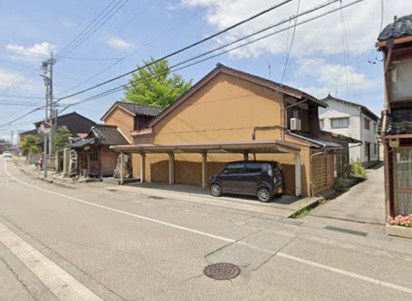 富山県高岡市　戸建て　の前面道路含む現地写真