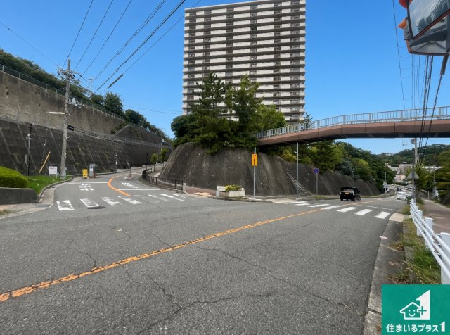グレーシィ須磨アルテピアIII番街１期棟の外観|周辺は閑静な住宅街！前面道路広々で車の出し入れも便利です。駐車が苦手な方でも安心して車庫入れできます！