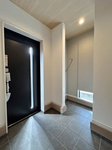 寺田町Bプラン　建築条件付土地の完成予想図|【玄関/施工例】玄関に便利なシューズクローゼットで、靴や荷物をまとめて収納可能。家族全員の生活動線に配慮した設計で、快適で使いやすい住まいです