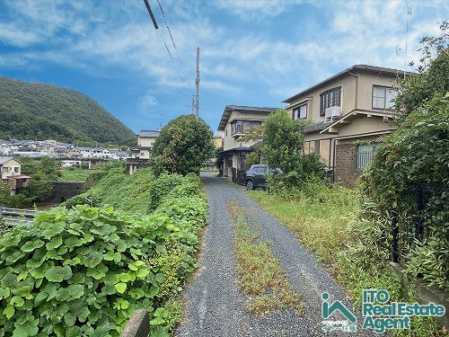 衣笠東開キ町 中古戸建の前面道路含む現地写真