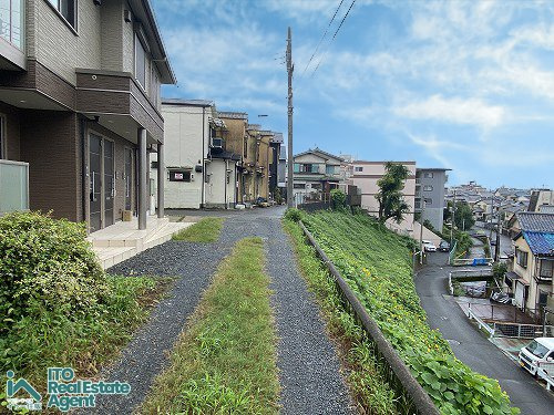 衣笠東開キ町 中古戸建の前面道路含む現地写真