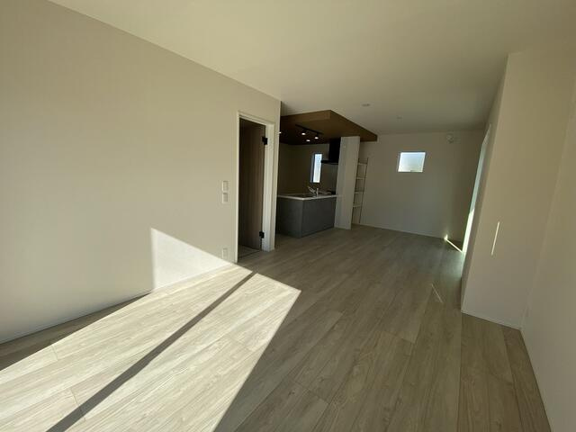 御殿場市竈の新築一戸建の居間・リビング|白を基調とした明るく清潔感のあるＬＤＫ。ナチュラル、北欧風、モダンなど好みの家具を合わせやすく、インテリアを楽しめます。