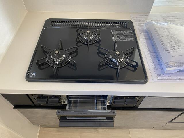 御殿場市竈の新築一戸建のキッチン|３口同時に使えるので、主菜・副菜・汁物をまとめて調理。忙しい朝や夕食づくりも効率よく進み、家族分の料理もスムーズです。