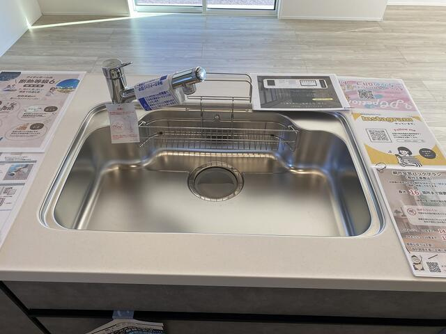 御殿場市竈の新築一戸建のキッチン|大きな鍋やフライパンも洗いやすい広々シンク。家族分の食器が多い日もゆったり使えて、毎日の後片付けがスムーズです。
