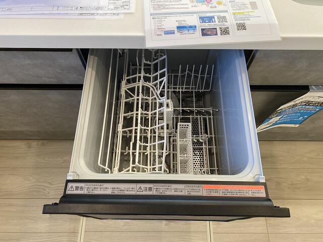 御殿場市竈の新築一戸建のキッチン|食後の食器洗いから乾燥までお任せできる食器洗浄乾燥機。家事の時間を短縮して、食後は家族とゆっくり過ごせます。