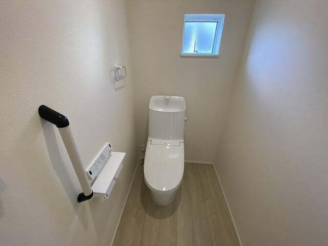 御殿場市竈の新築一戸建のトイレ|トイレが２ヶ所あるので、家族の準備が重なる忙しい朝も安心。もちろん温水洗浄便座完備です。