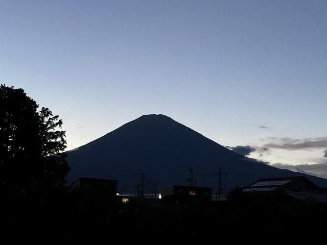 御殿場市竈の新築一戸建の展望|庭や室内から富士山が眺望できます　画像は夕暮れの富士
