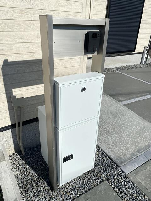 御殿場市竈の新築一戸建の設備|ダイヤル錠付きの玄関ポストなので、大切な郵便物をしっかり保管。鍵を持ち歩く必要がなく、毎日の郵便物の確認も手軽にできます。