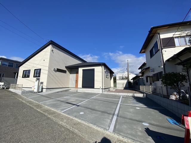 御殿場市竈の新築一戸建の外観|駐車場並列３台駐車可！