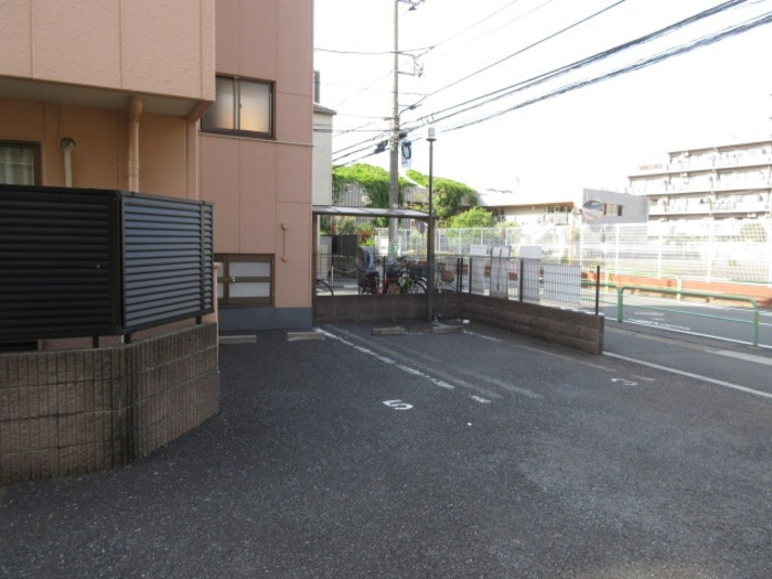 ドエルモトハシクレールの駐車場