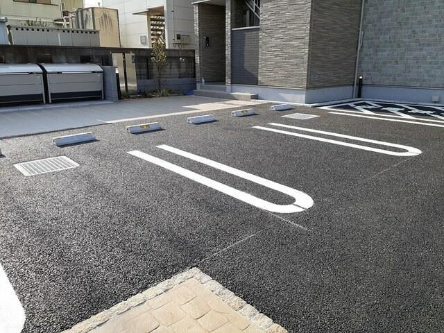 ウエストリバー　五番館の駐車場