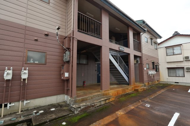 見附市昭和町２丁目のアパートの玄関