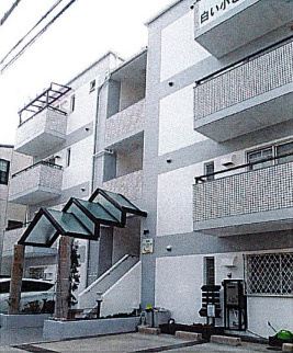白い小さなマンション六甲の外観