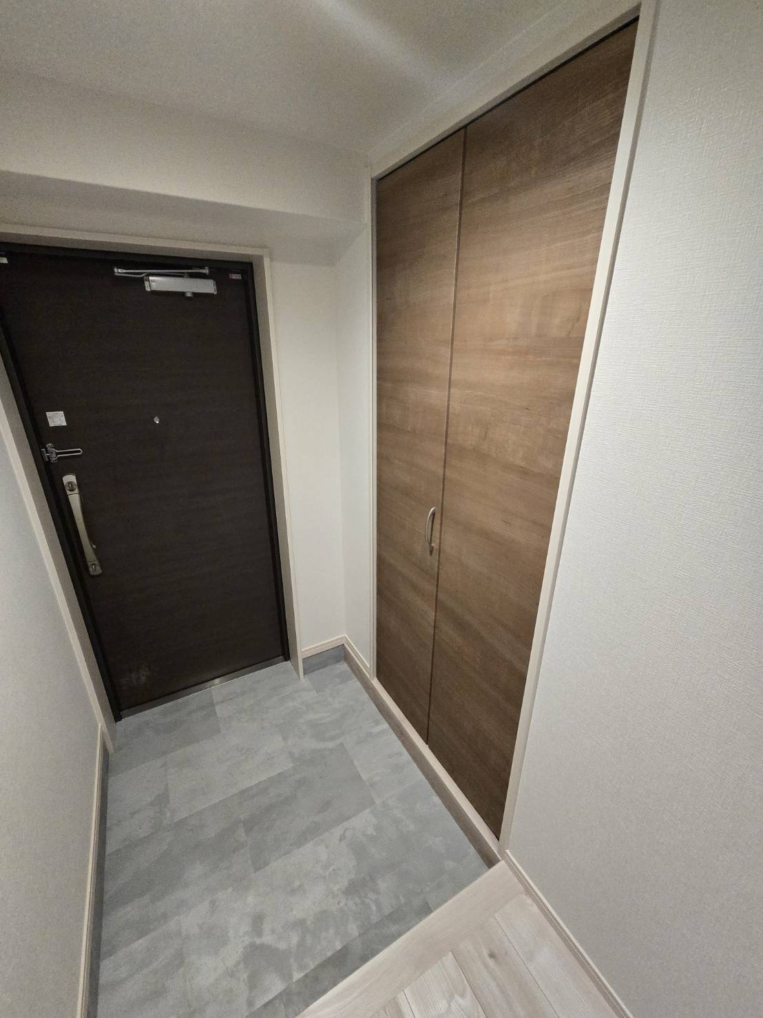 ファミール大橋グランヒルズの玄関|扉があるため脱ぎっぱなしの靴や汚れが目に入らず、来客時も安心ですよ♪
