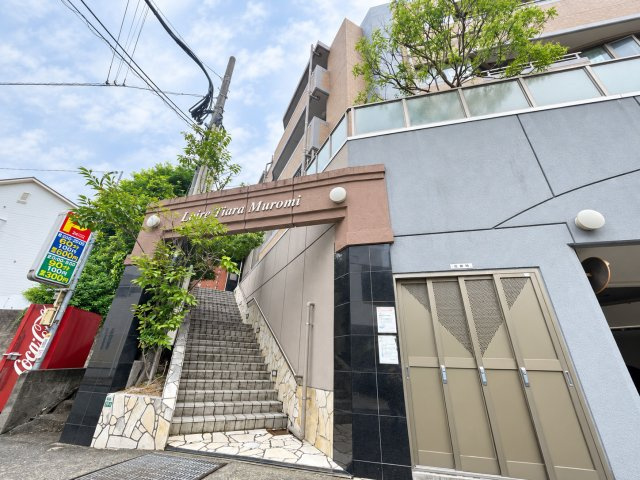 ロワールティアラ室見の外観|手入れの行き届いた、美しい植栽に囲まれた外観です♪