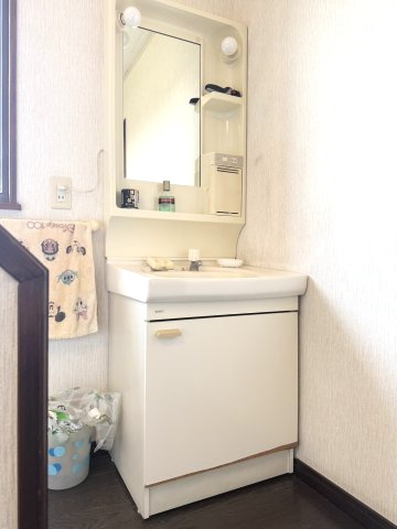 山川町中古戸建の独立洗面台|2階にも洗面化粧台があります